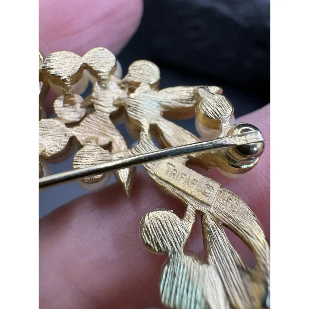 VTG Crown Trifari Faux Pearl Berry Cluster Leaf Branch Wreath Gold Tone Brooch